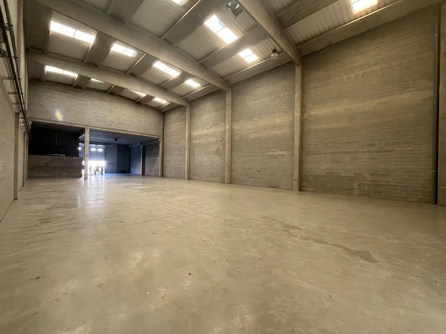 Industrial buildings for rent in Salt