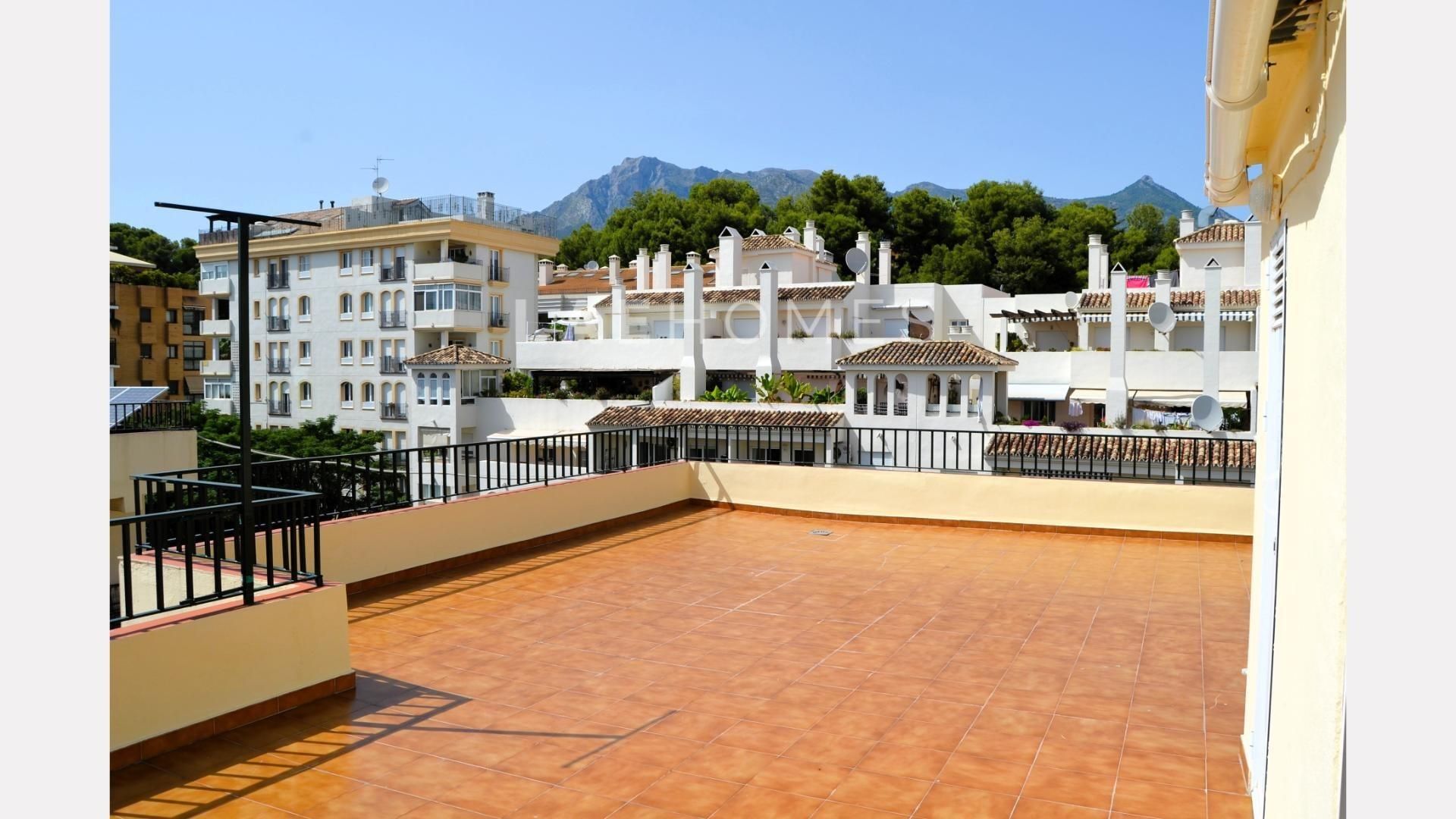 Vista exterior de Àtic en venda en Marbella amb Terrassa