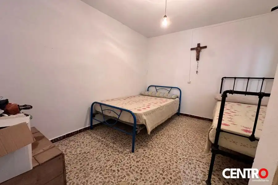 Dormitori de Casa o xalet en venda en Guadahortuna amb Jardí privat