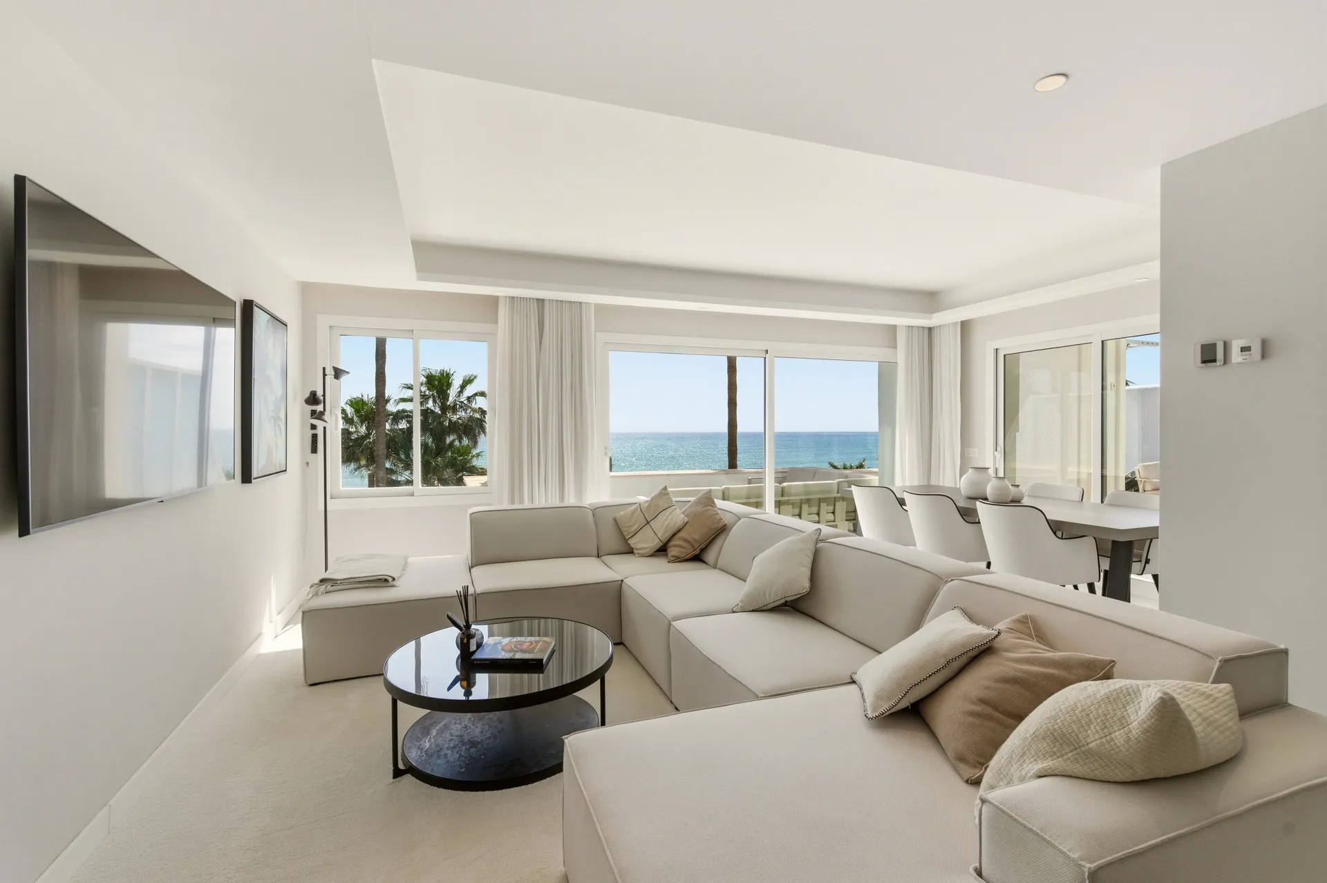 Sala d'estar de Àtic en venda en Estepona amb Aire condicionat, Terrassa i Piscina