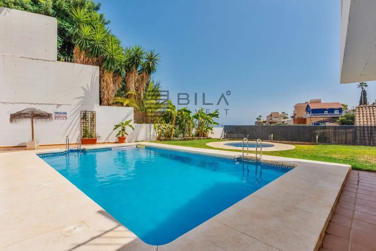 Maison mitoyenne avec piscine à vendre à Urb. Mimosas