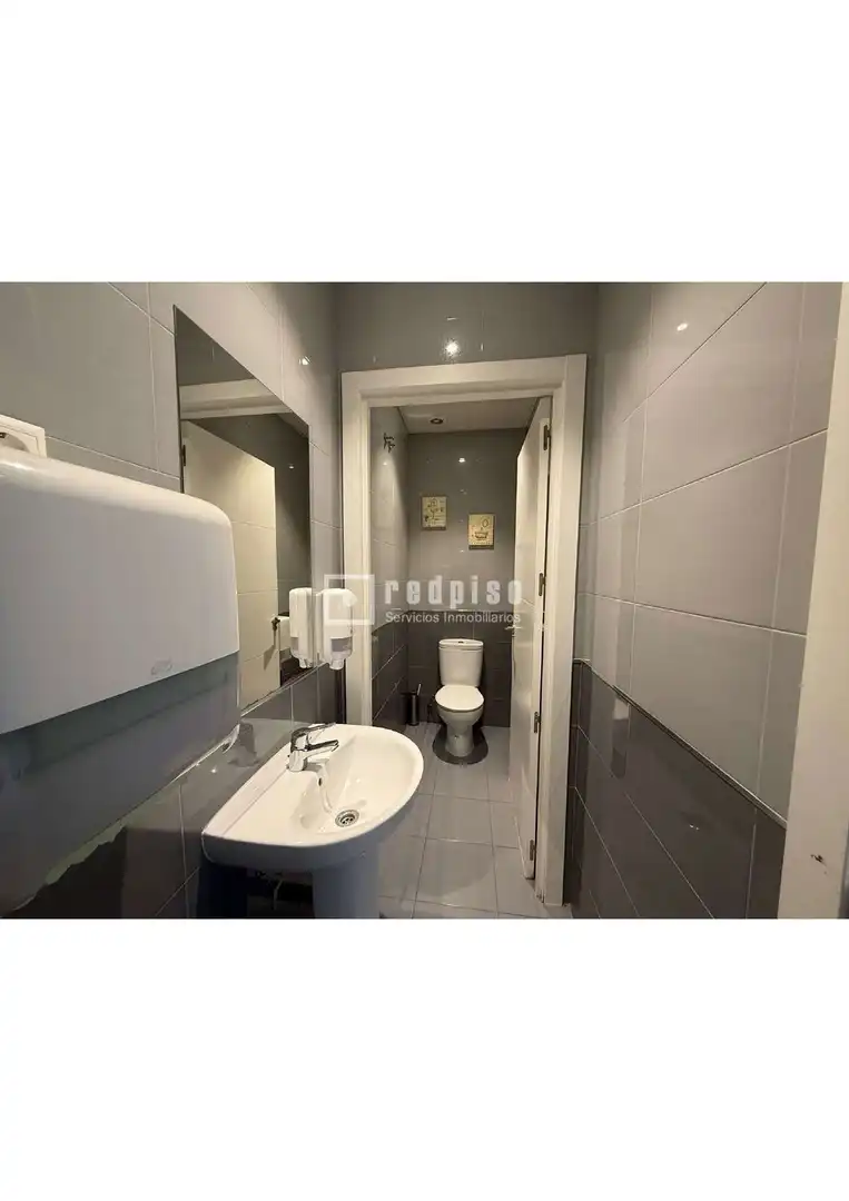 Baño de Local de alquiler en Torrejón de Ardoz con Parquet