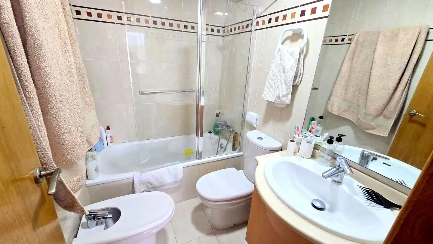 Baño de Apartamento de alquiler en Gandia con Aire acondicionado, Calefacción y Terraza