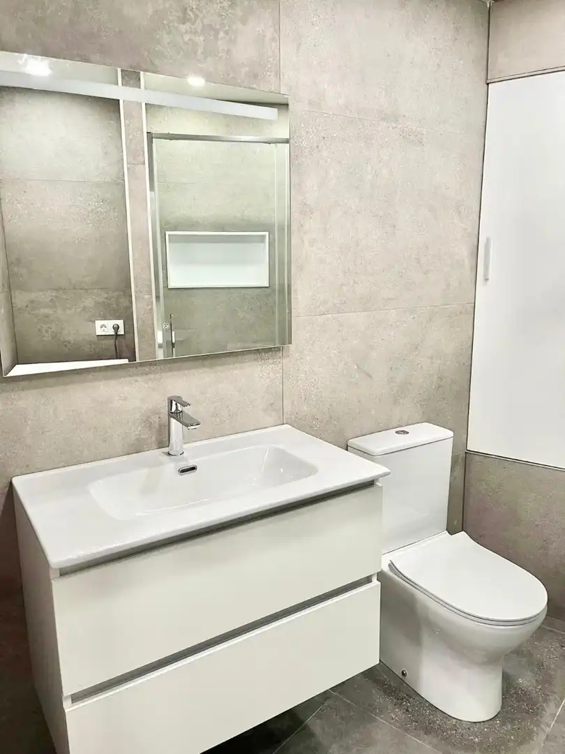 Bany de Apartament de lloguer en El Campello amb Aire condicionat, Moblat i Rentadora