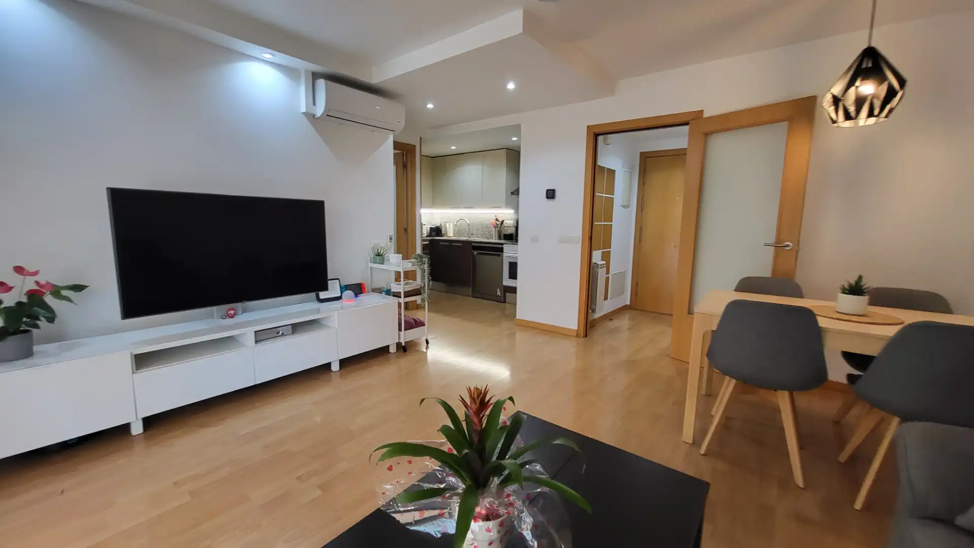 Sala de estar de Piso en venta en Cerdanyola del Vallès con Aire acondicionado, Calefacción y Parquet