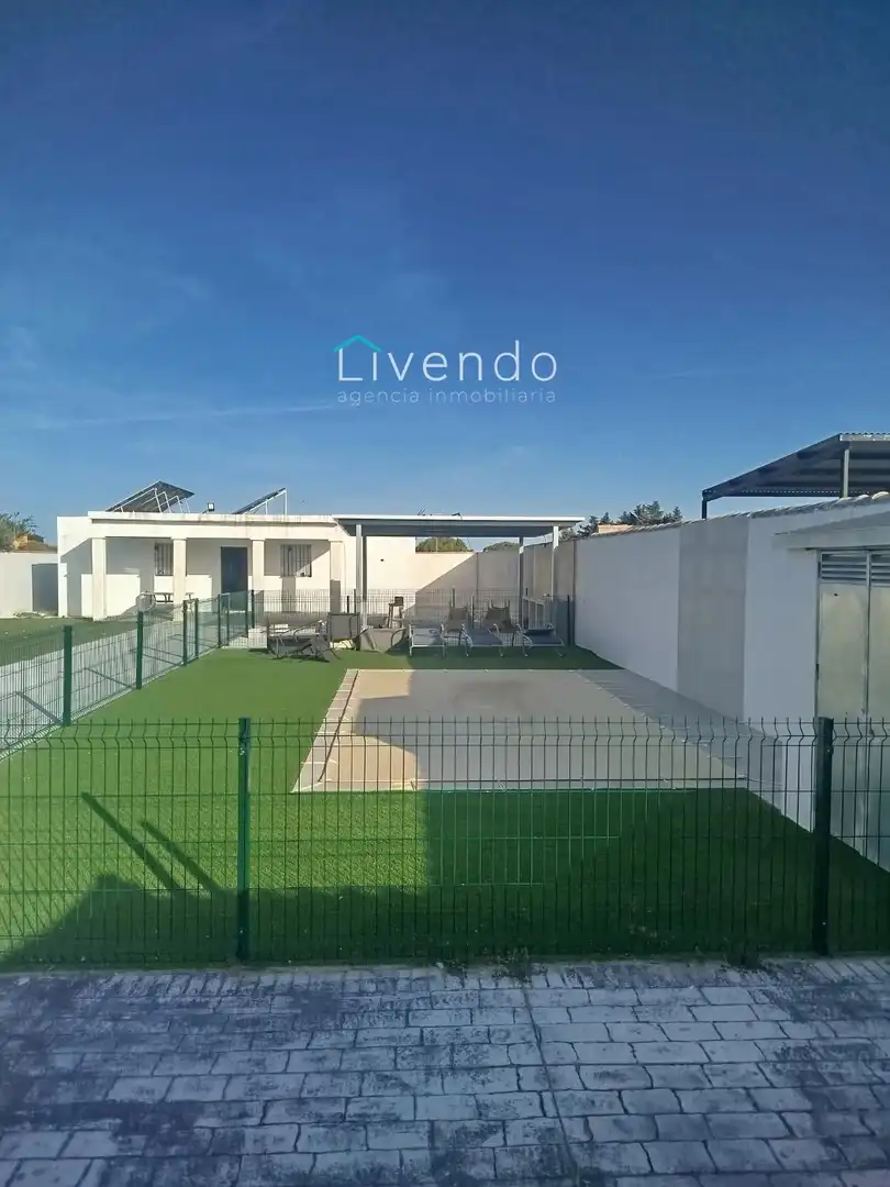 Vista exterior de Casa o xalet en venda en Chiclana de la Frontera amb Piscina