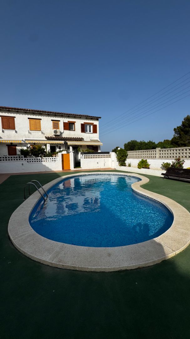 Piscina de Casa adosada en venda en El Vendrell amb Aire condicionat, Calefacció i Parquet