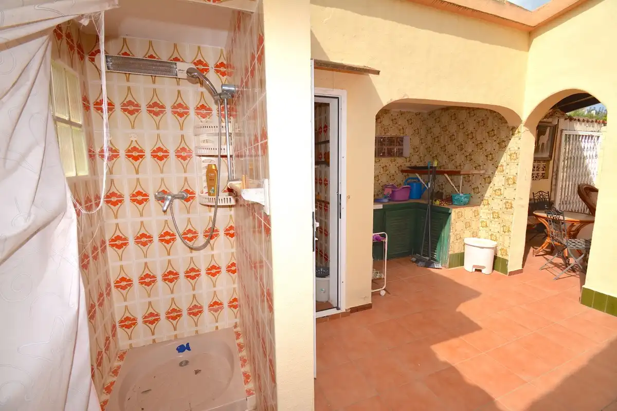 Badezimmer von Haus oder Chalet zum Verkauf in Dénia mit Klimaanlage, Heizung und Privatgarten