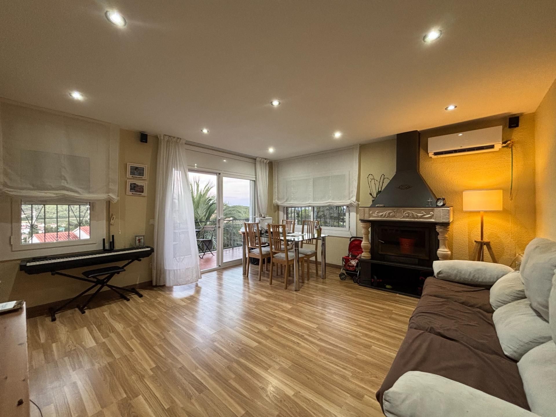 Sala d'estar de Casa o xalet en venda en Cubelles amb Aire condicionat, Calefacció i Jardí privat