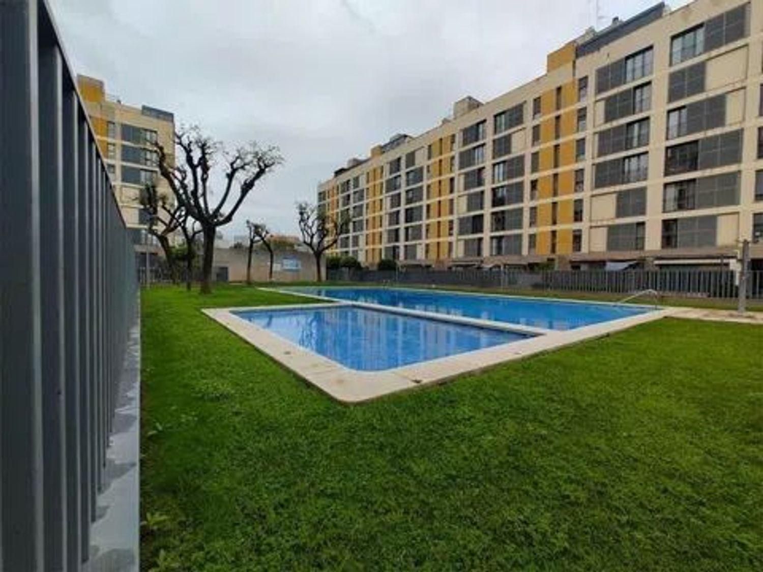 Piscina de Piso de alquiler en  Valencia Capital con Aire acondicionado, Calefacción y Jardín privado