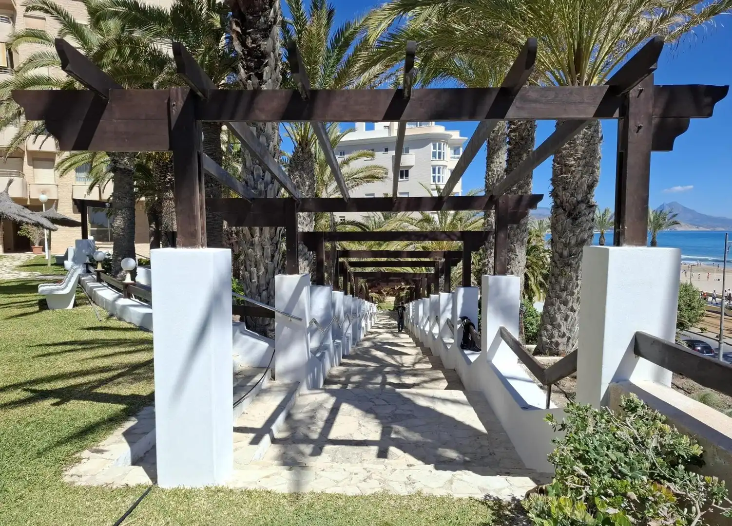 Vista exterior de Apartament en venda en El Campello amb Jardí privat, Terrassa i Piscina comunitària