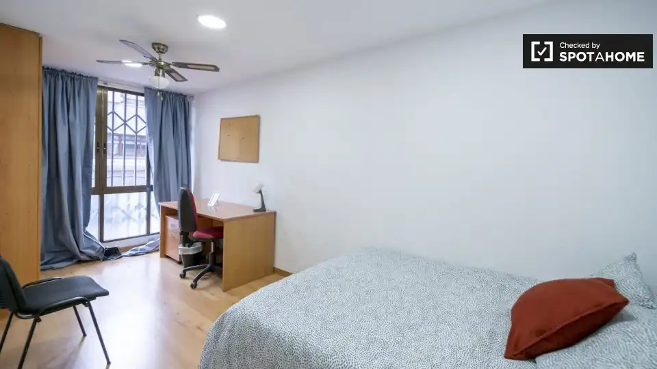 Habitación de Piso de alquiler en Valencia con Aire acondicionado, Calefacción y Amueblado