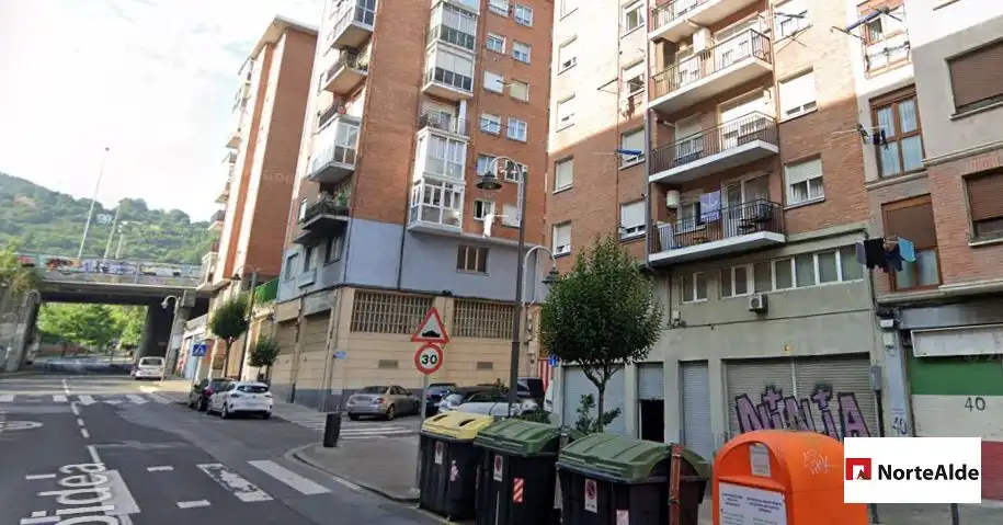 Vista exterior de Pis en venda en Bilbao  amb Calefacció i Balcó