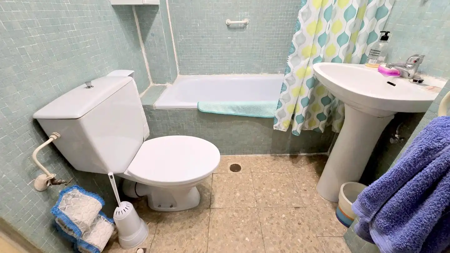 Bany de Apartament de lloguer en Gandia amb Terrassa i Moblat