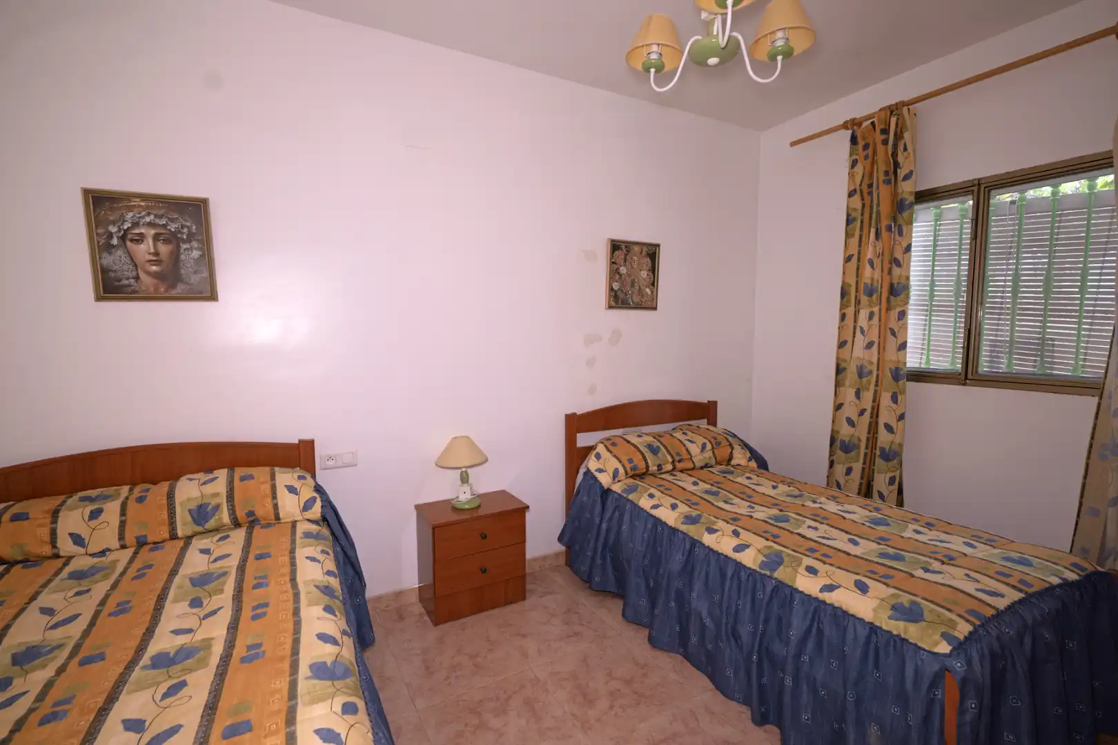 Dormitori de Casa o xalet en venda en Nevada amb Jardí privat, Terrassa i Moblat