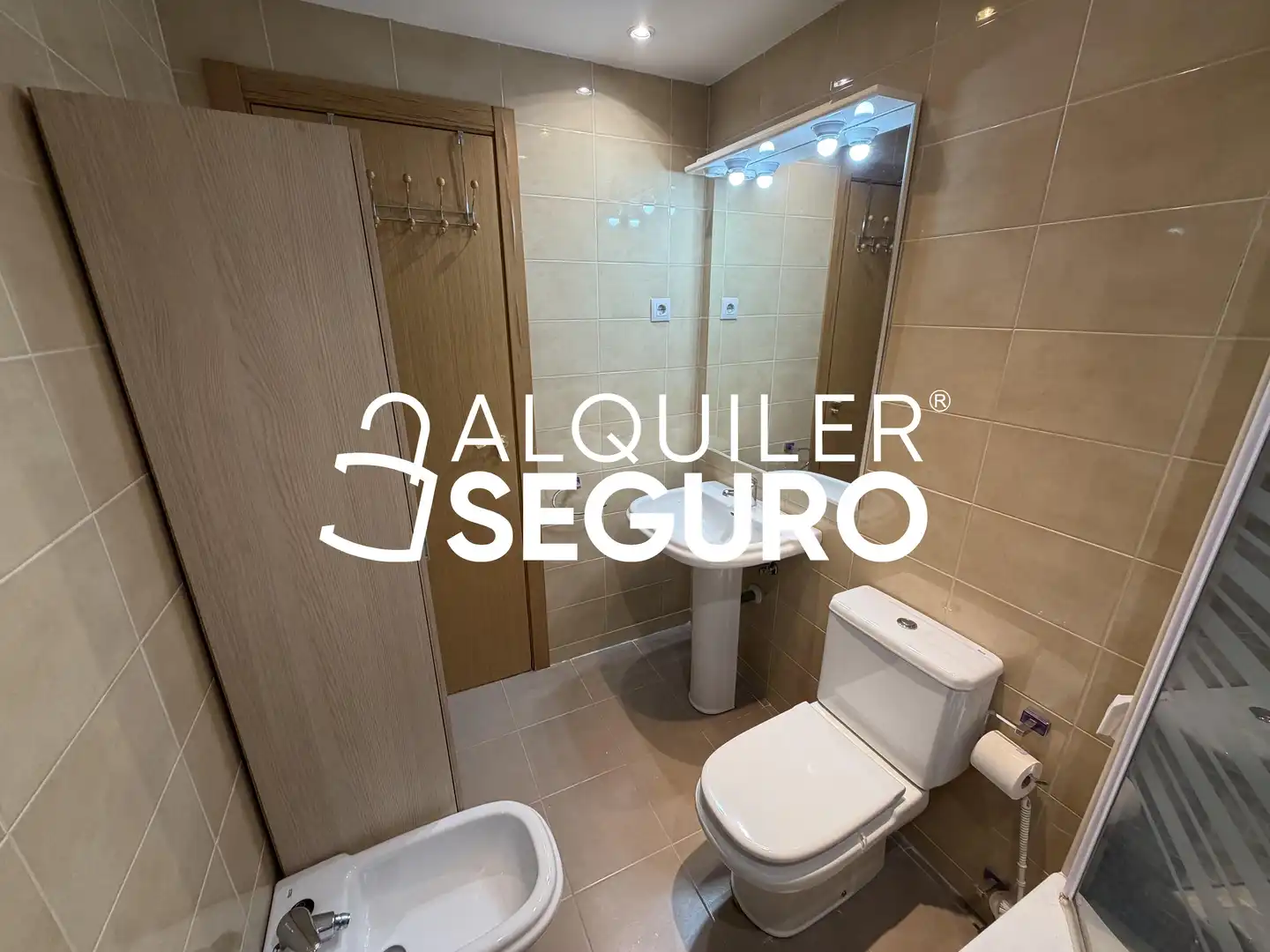 Bany de Pis de lloguer en Madrid amb Aire condicionat, Calefacció i Piscina