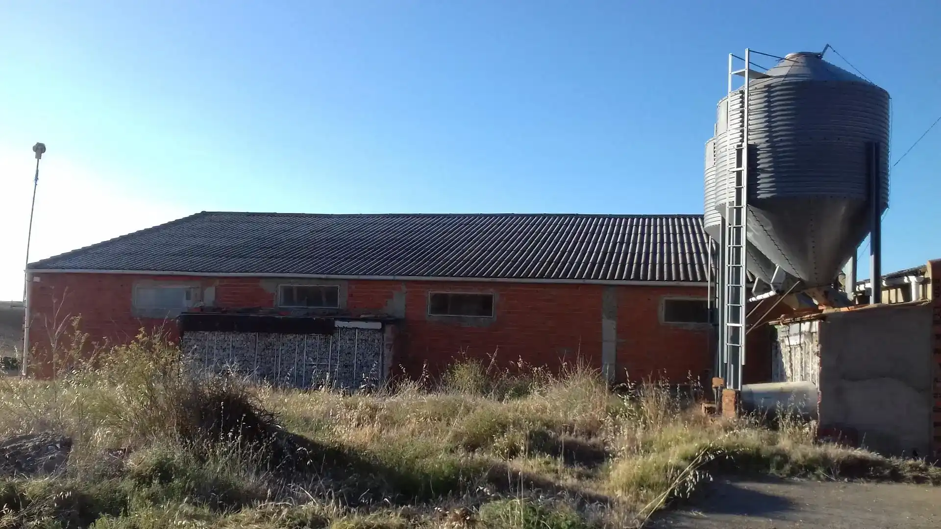 Vista exterior de Nau industrial en venda en Santa Clara de Avedillo