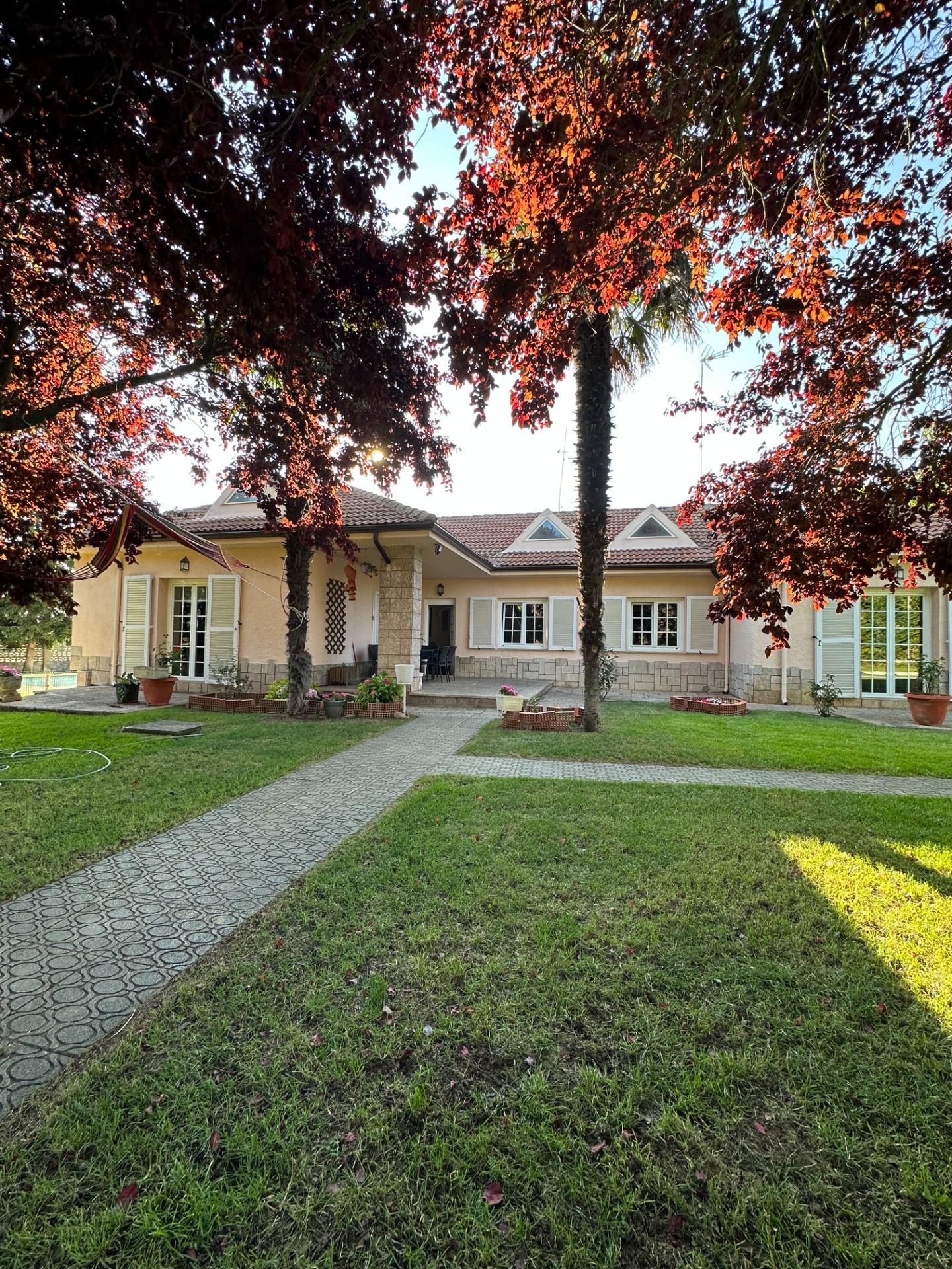 Vista exterior de Casa o xalet en venda en Santovenia de la Valdoncina amb Calefacció, Jardí privat i Terrassa