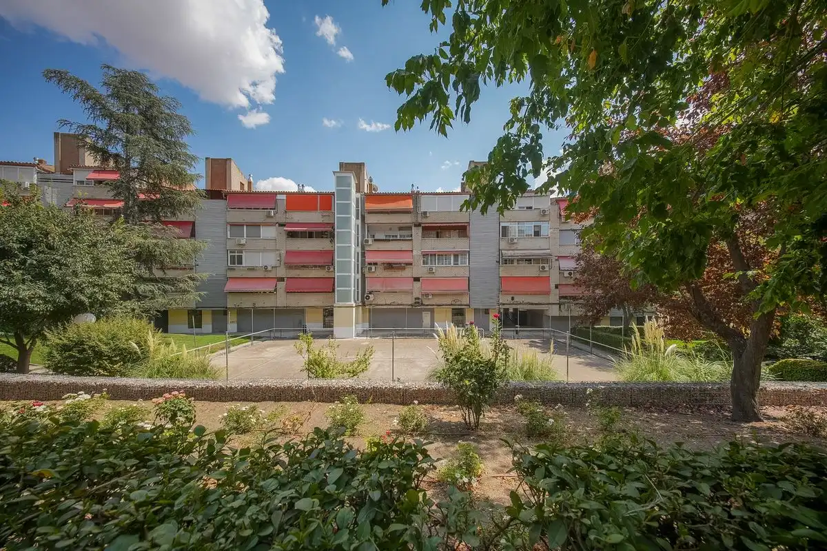 Vista exterior de Pis en venda en San Fernando de Henares amb Calefacció