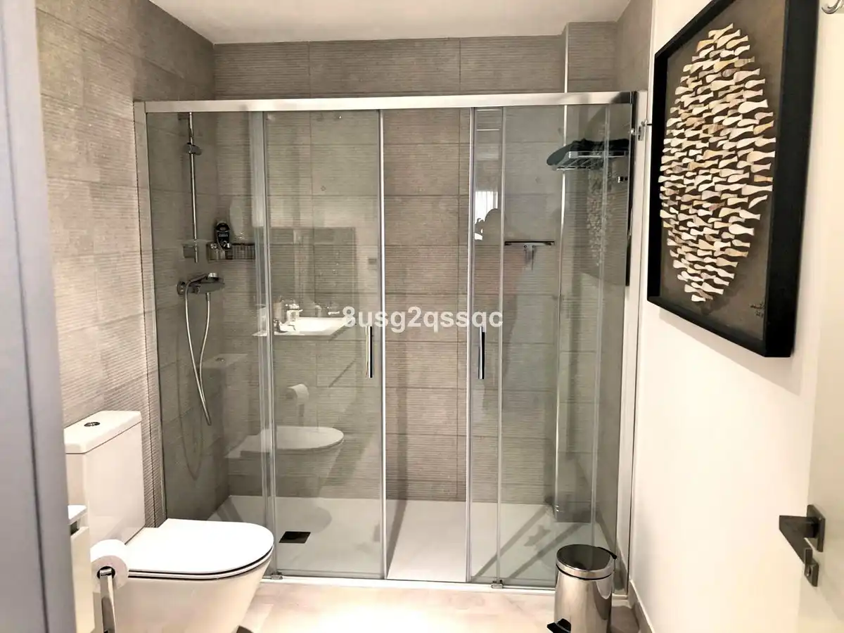Bany de Apartament en venda en Estepona amb Aire condicionat, Terrassa i Moblat