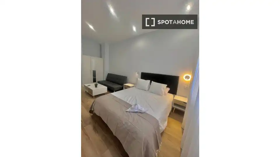 Bedroom of Flat for rent in Madrid  with Air Conditioner, Heating and Furnished