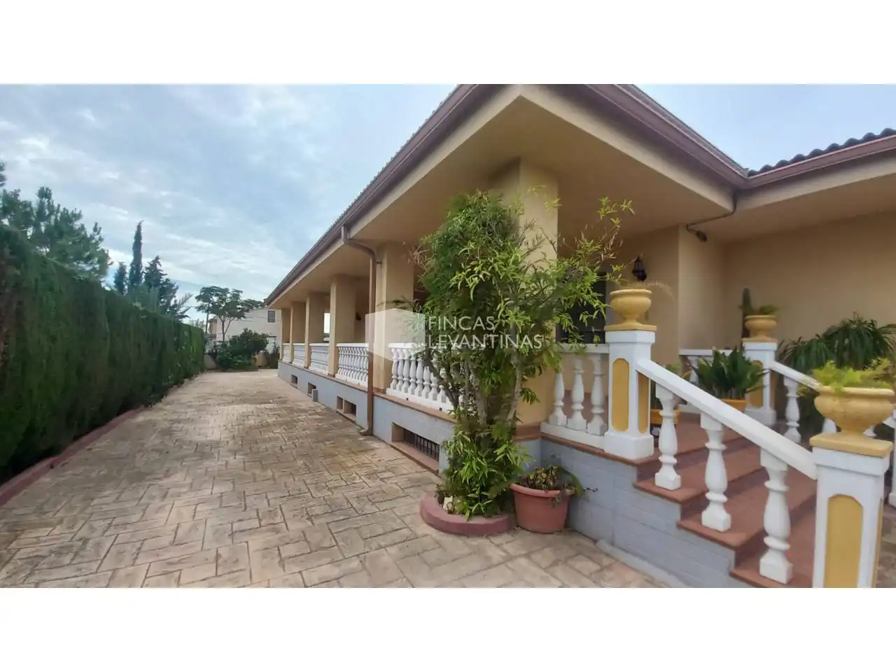 Vista exterior de Casa o xalet en venda en San Vicente del Raspeig / Sant Vicent del Raspeig amb Aire condicionat, Jardí privat i Terrassa