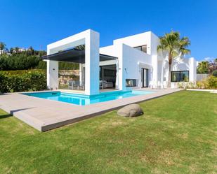 Vista exterior de Casa o xalet en venda en Estepona amb Aire condicionat, Terrassa i Piscina