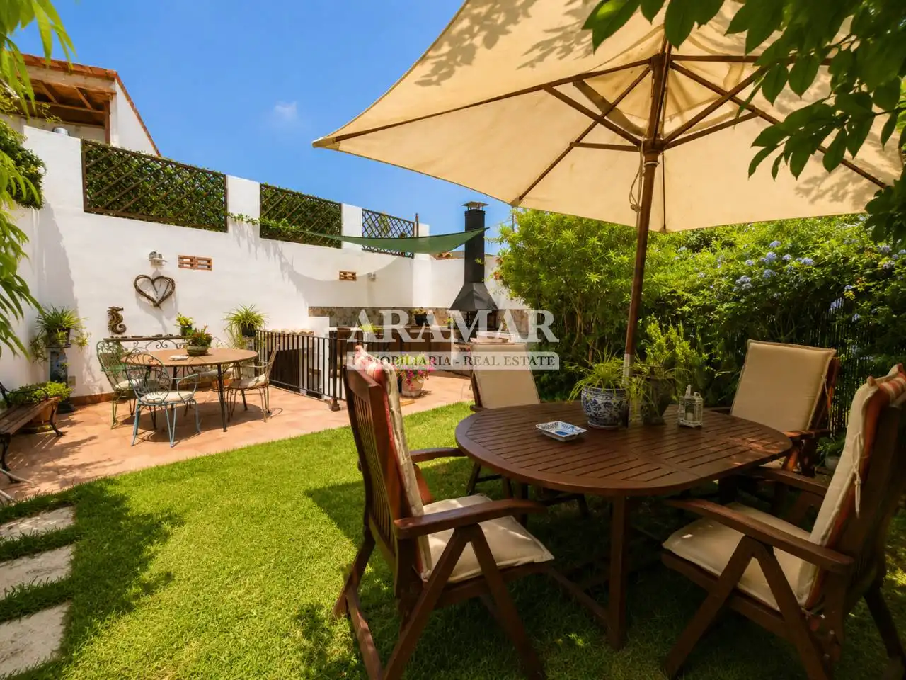 Casa amb jardí en venda a Avenida Alcoi