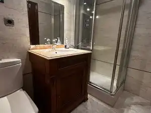 Bathroom of Flat for rent in Madrid  with Air Conditioner, Heating and Parquet flooring