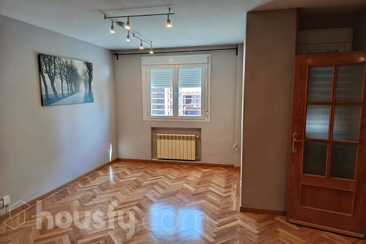 Living room of Flat to rent in  Madrid Capital  with Heating, Parquet flooring and Community pool