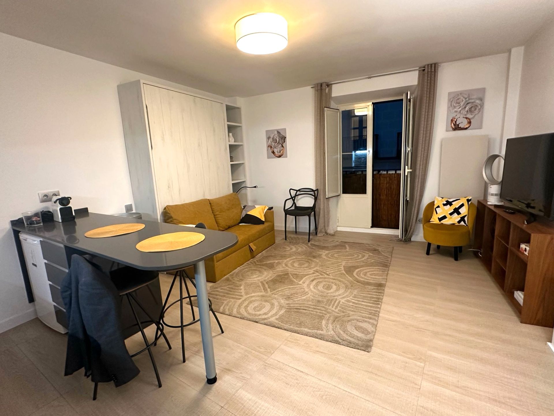 Sala d'estar de Apartament en venda en  Madrid Capital amb Calefacció, Terrassa i Moblat