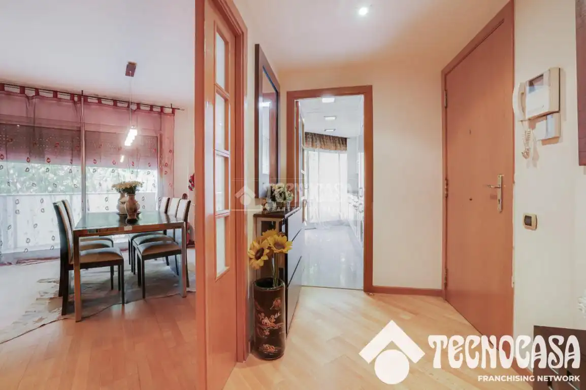 Wohnung zum Verkauf in Barcelona mit Klimaanlage, Abstellraum und Balkon