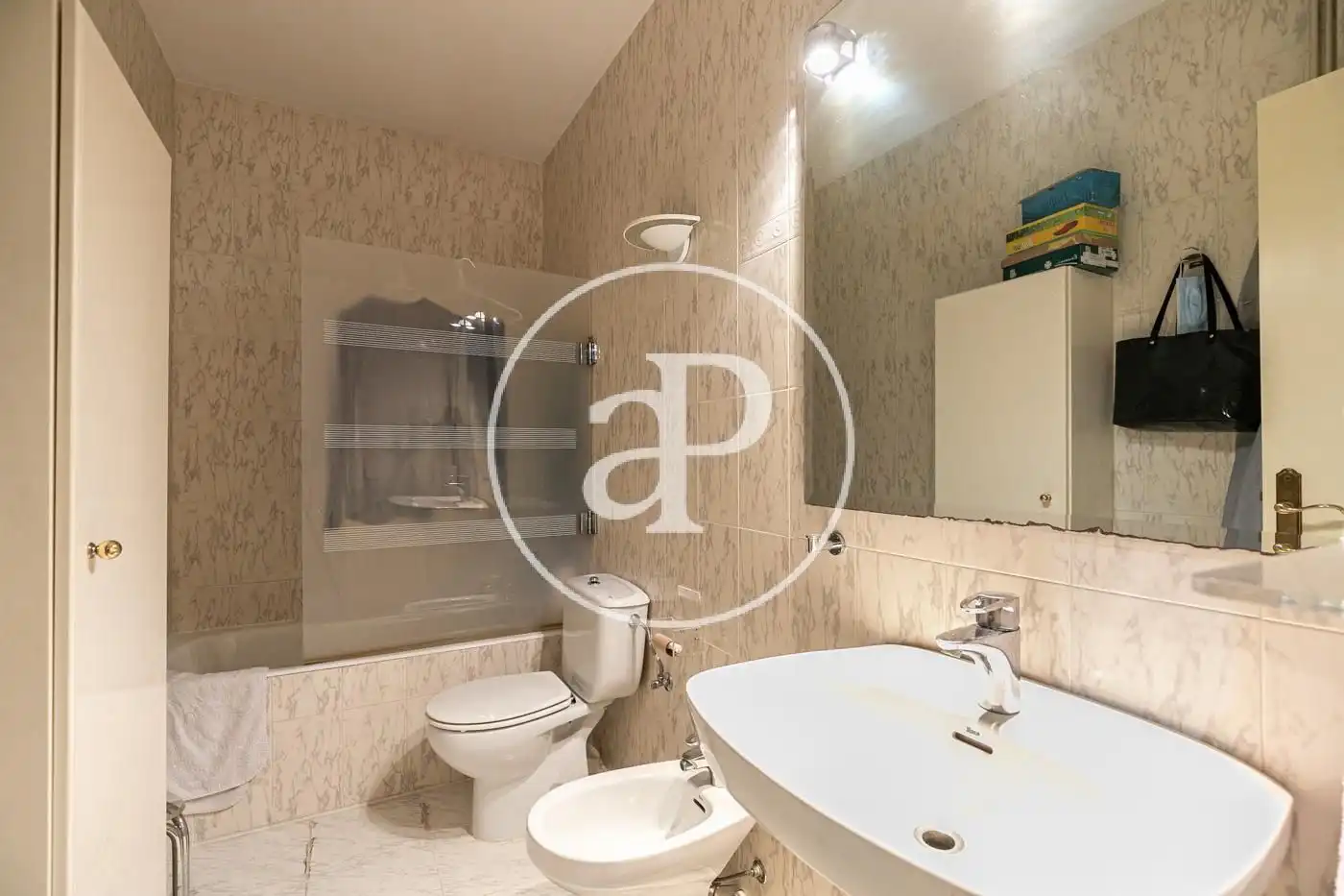 Badezimmer von Einfamilien-Reihenhaus zum Verkauf in Barcelona mit Klimaanlage, Heizung und Privatgarten