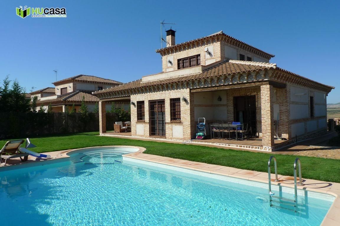 Vista exterior de Casa o xalet en venda en Layos amb Aire condicionat, Calefacció i Jardí privat