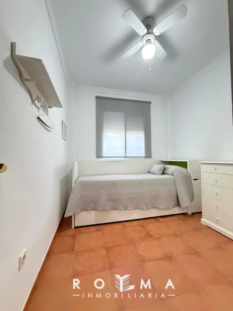 Habitación de Piso de alquiler en Dos Hermanas con Aire acondicionado, Calefacción y Jardín privado