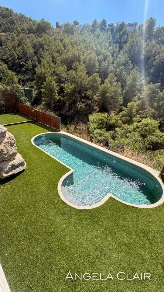 House with pool for sale in avenida garrofers