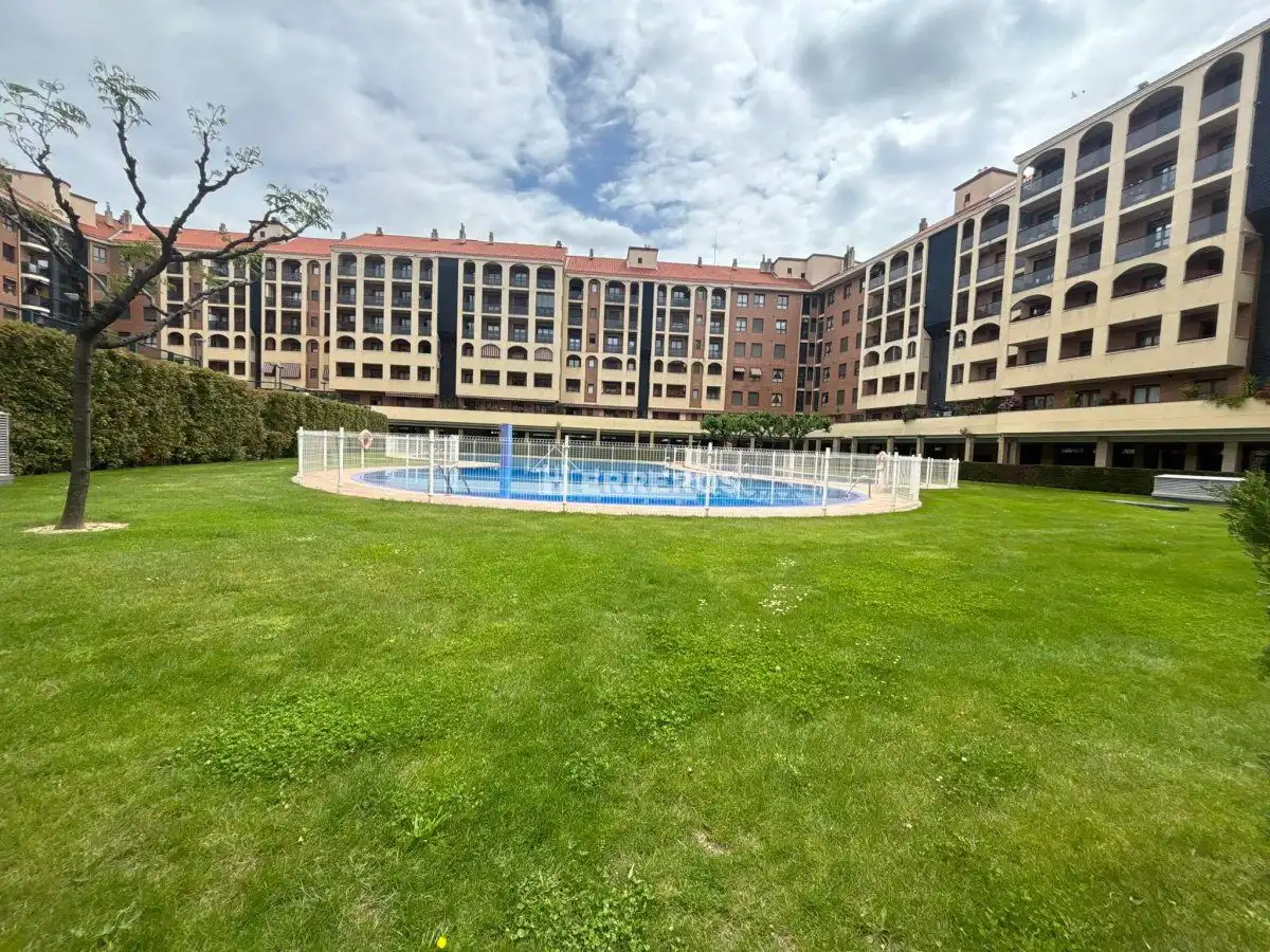 Swimming pool of Flat for sale in  Logroño  with Heating, Parquet flooring and Terrace