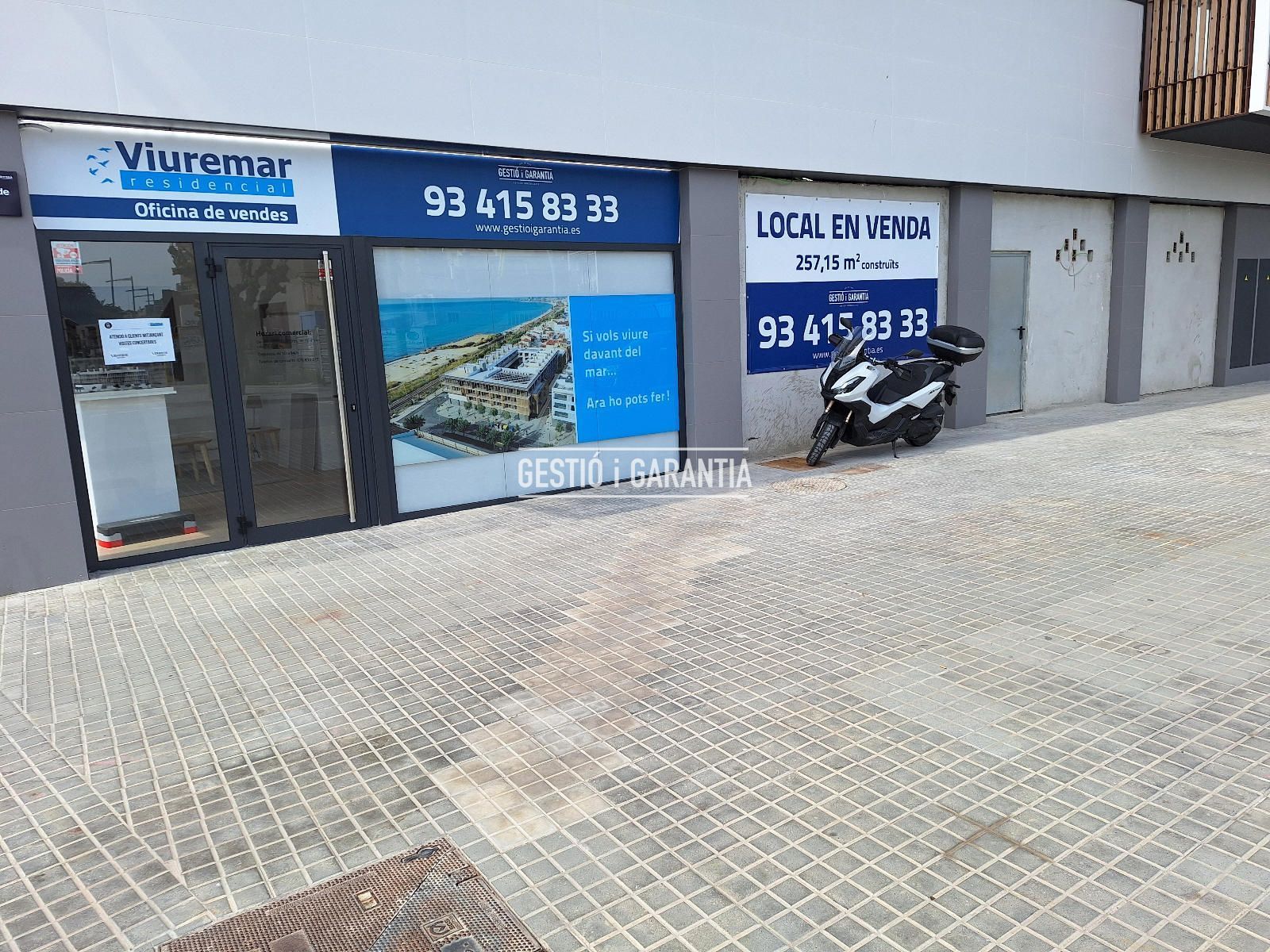 Vista exterior de Local en venda en Badalona