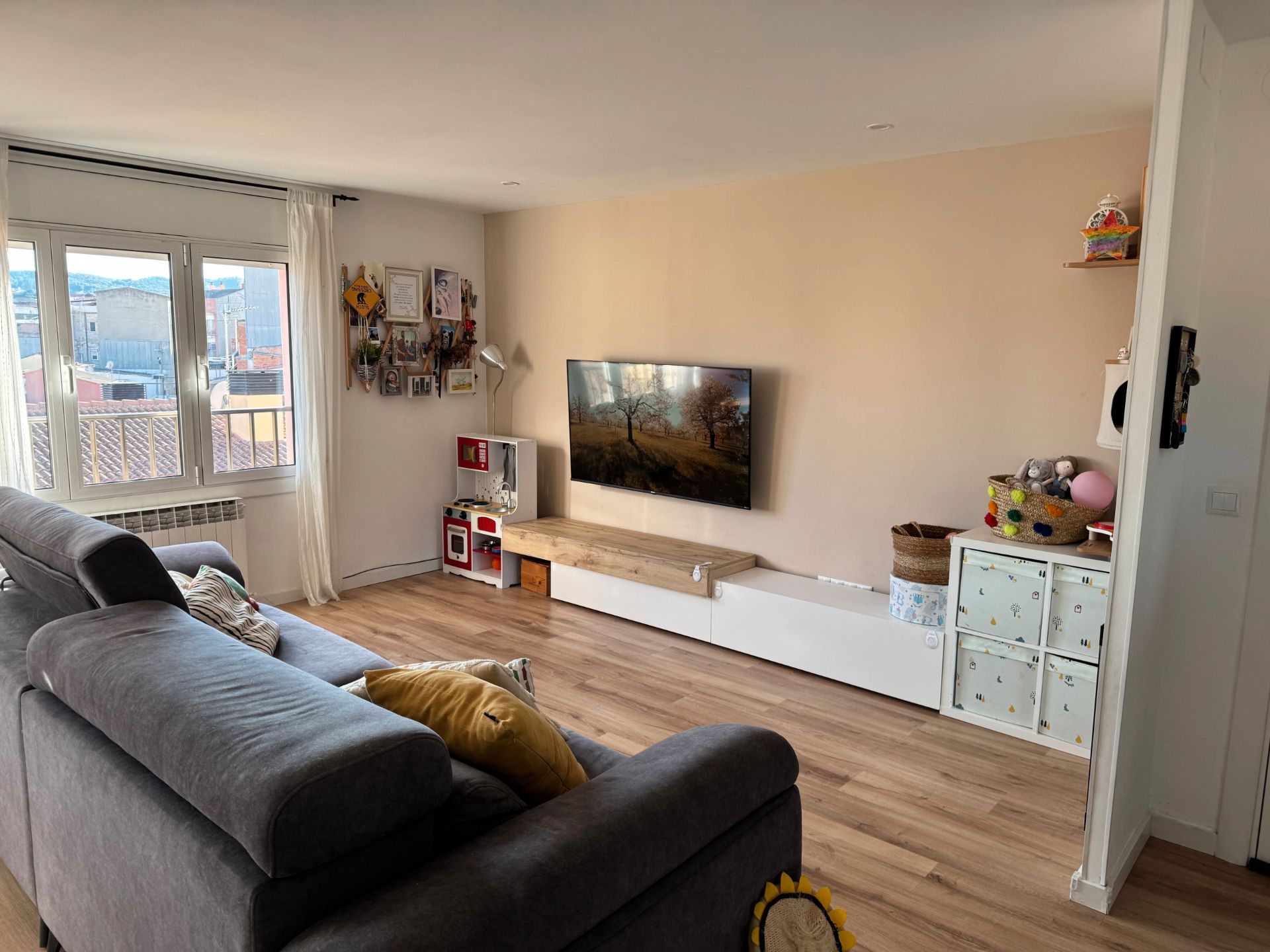 Living room of Flat for sale in Santa Margarida de Montbui  with Air Conditioner, Heating and Parquet flooring