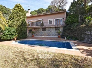 Villa con piscina in vendita a Urbanitzacions
