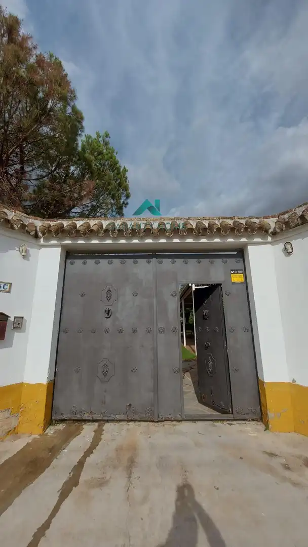 Vista exterior de Casa o xalet en venda en Dos Hermanas amb Aire condicionat, Jardí privat i Traster