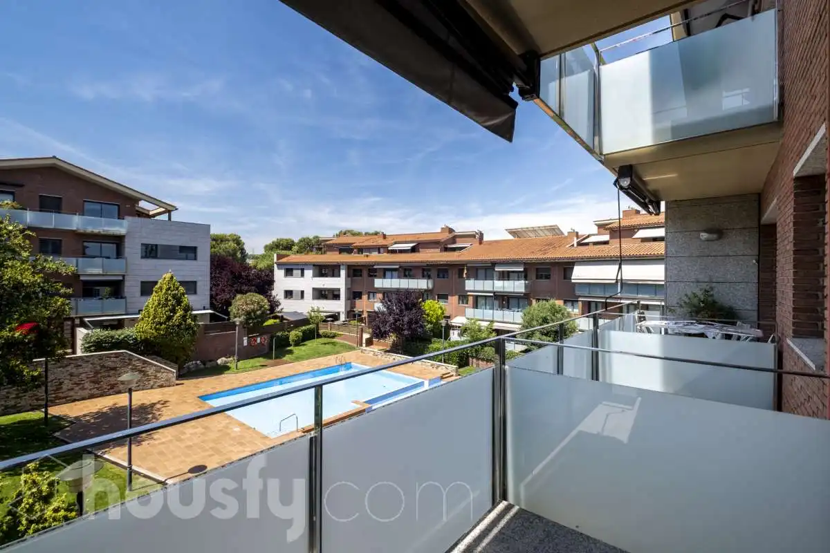 Exterior view of Flat for sale in Sant Cugat del Vallès  with Air Conditioner, Heating and Private garden