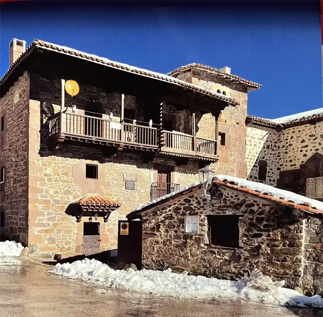 Vista exterior de Casa adosada en venda en Polaciones amb Balcó