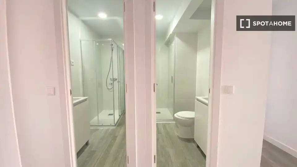 Bathroom of Flat for rent in Madrid  with Air Conditioner, Heating and Furnished