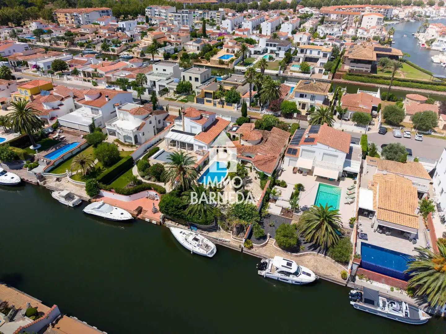 Vista exterior de Casa o xalet en venda en Empuriabrava amb Aire condicionat, Calefacció i Terrassa