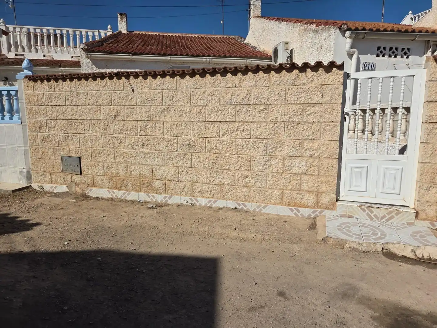Vista exterior de Casa o xalet en venda en Torrevieja amb Jardí privat i Terrassa