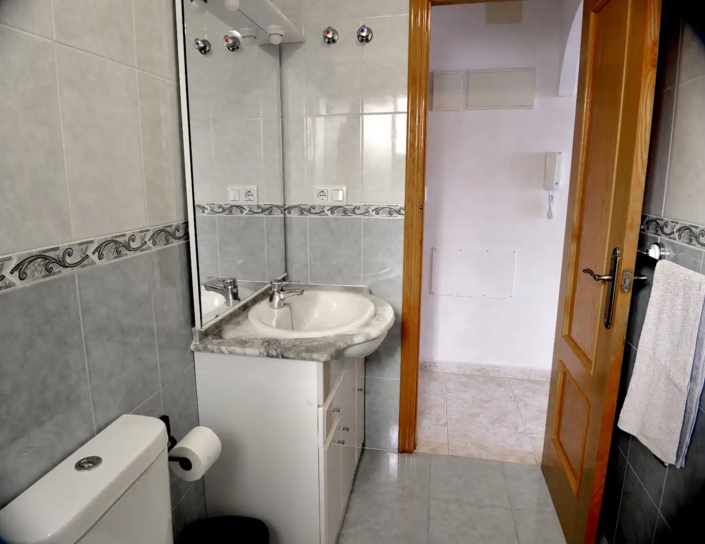 Baño de Apartamento de alquiler en Santa Pola con Aire acondicionado, Calefacción y Amueblado