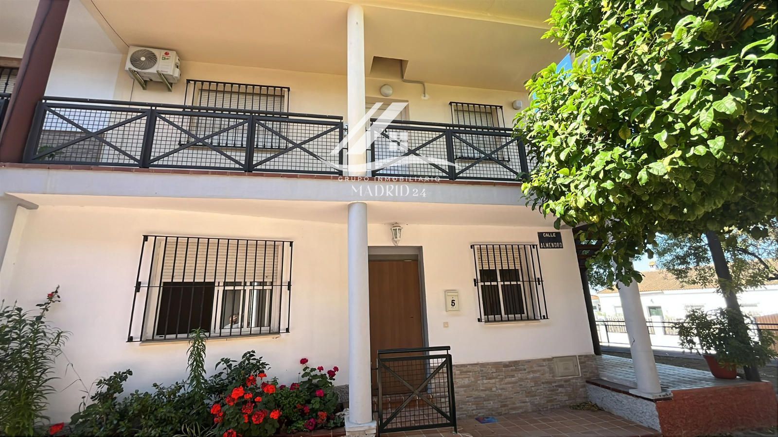 Vista exterior de Pis en venda en Guillena amb Terrassa i Traster