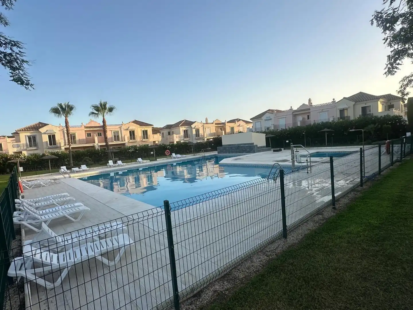 Piscina de Casa adosada en venda en Ayamonte amb Aire condicionat, Calefacció i Jardí privat