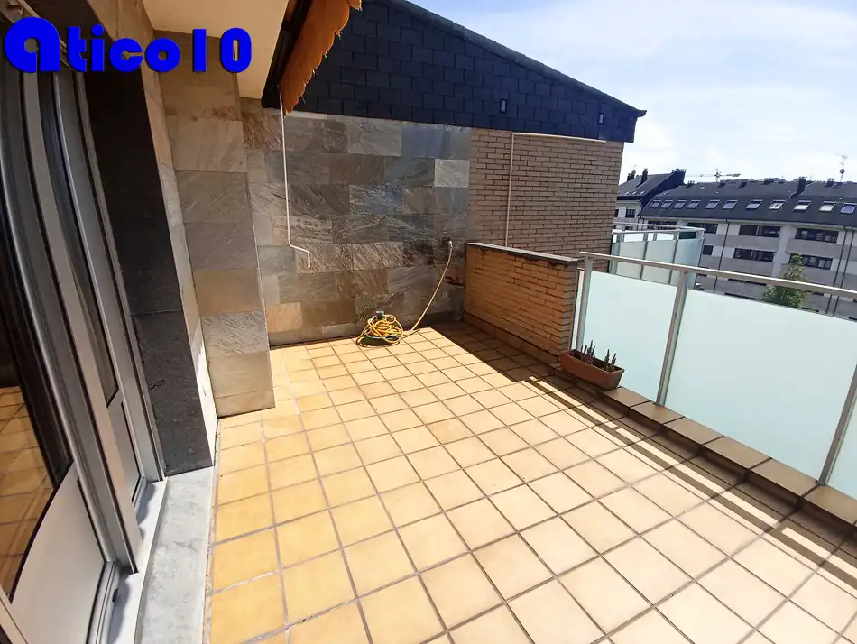 Terrassa de Àtic en venda en Oviedo  amb Calefacció, Jardí privat i Parquet